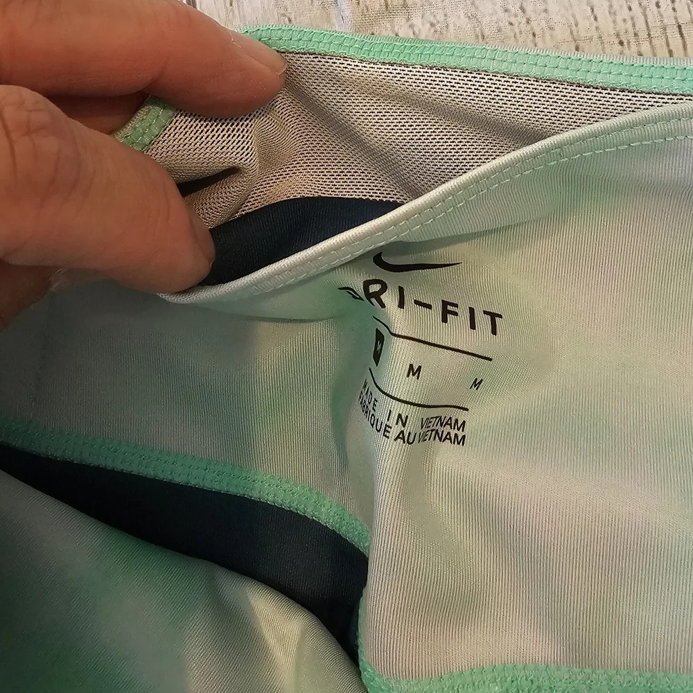 Nike Women's Size Medium• Dri-Fit Icon Clash Green White Tie Dye 21 inch Cropped - Picture 5 of 10